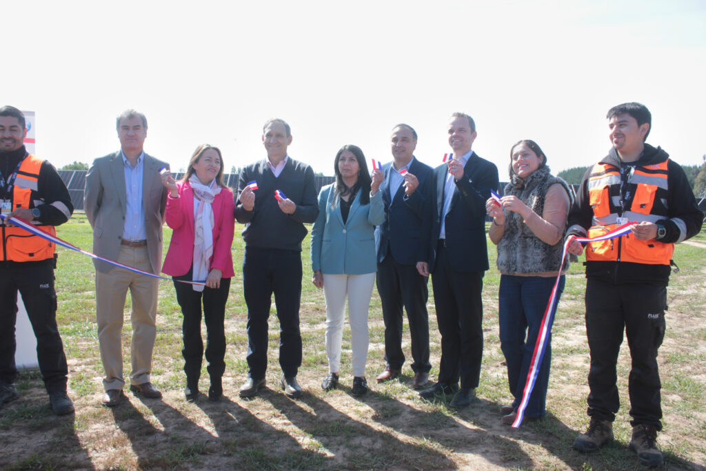 ejecutivos-de-copec-y-flux-solar-durane-la-inauguracion-de-puelche